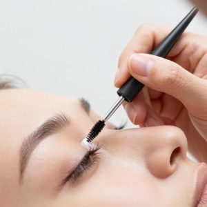 آمادهسازی مژههای طبیعی با پرایمر تخصصی پیش از کاشت اکستنشن