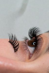 تکنیک دقیق اعمال پرایمر مژه توسط متخصص زیبایی برای افزایش چسبندگی اکستنشن